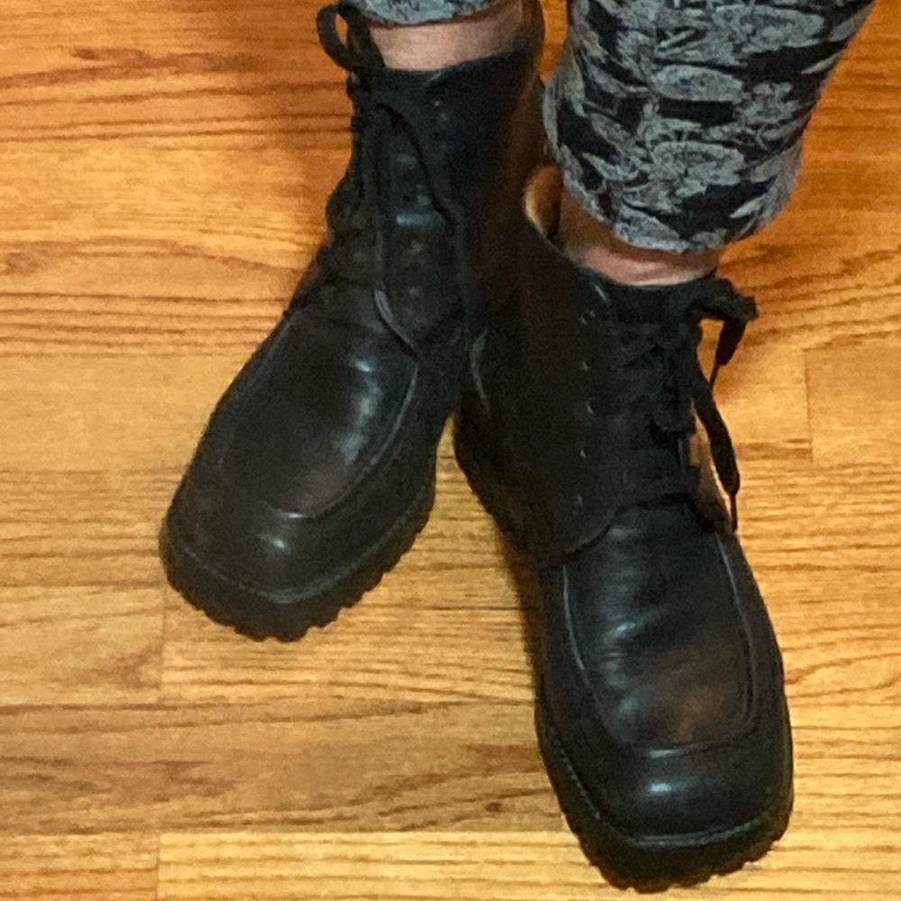 Black walking boots. Kenneth Cole Reaction. Size 8 made in Italy.